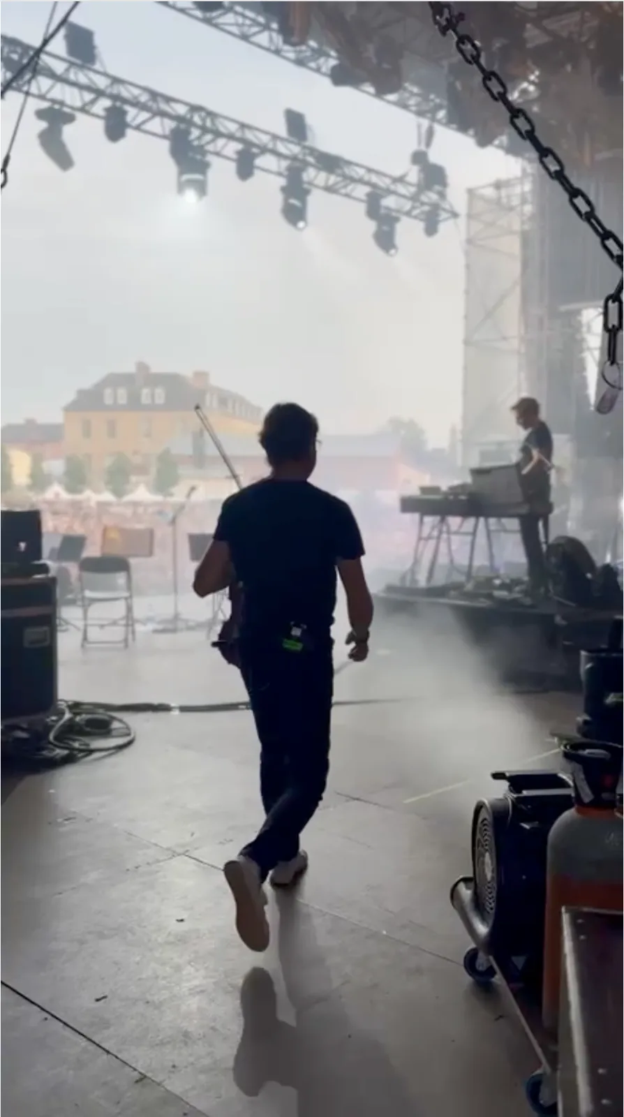 David Chivers entrant en scène, violon à la main, avant un concert de festival