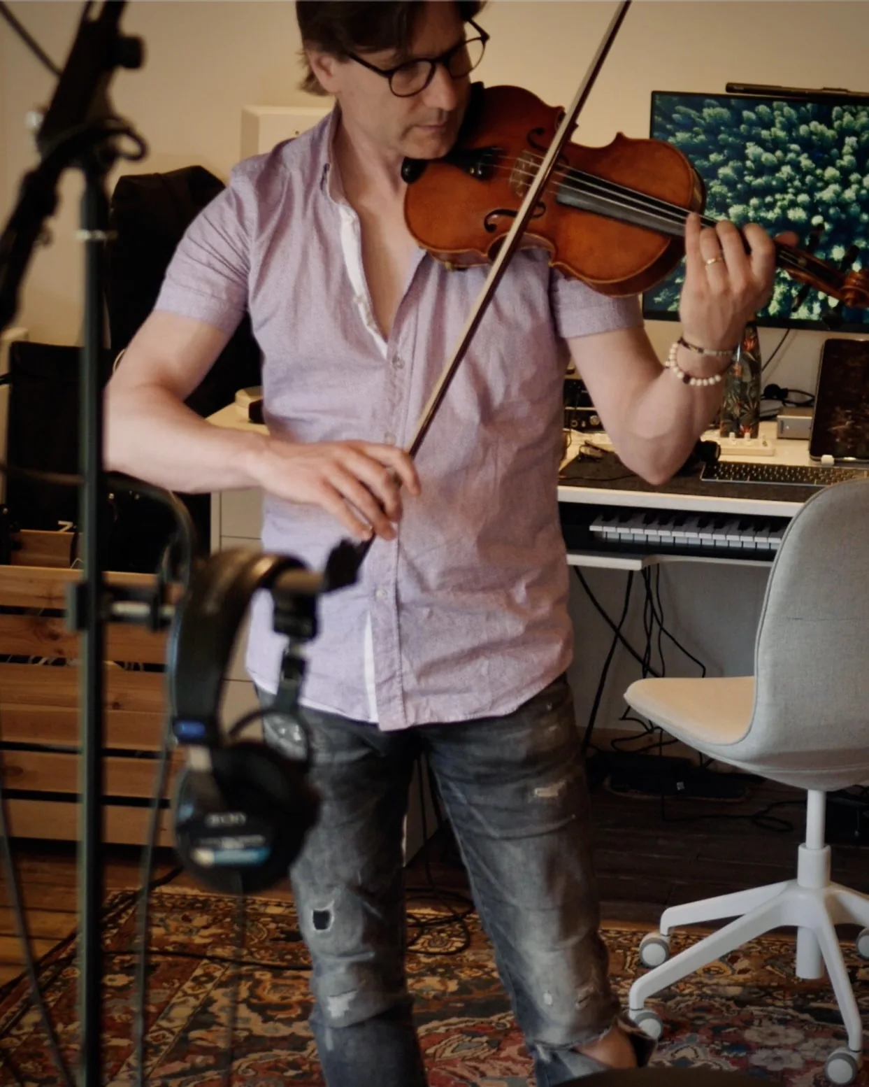 David Chivers enregistrant du violon dans son studio