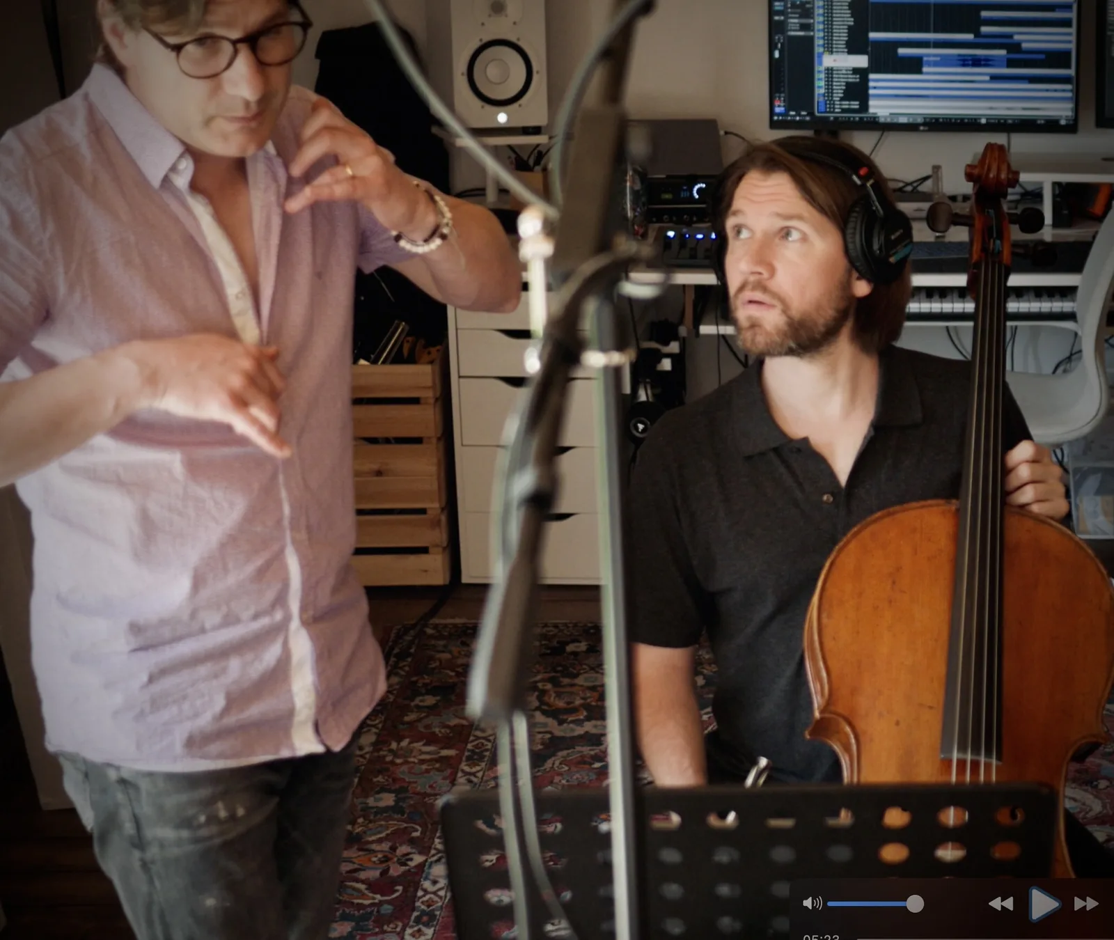 Violon et bureau pendant une session